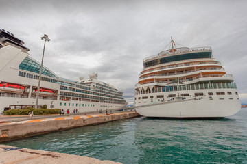 Passengers traveling to the boarding of large cruise ships