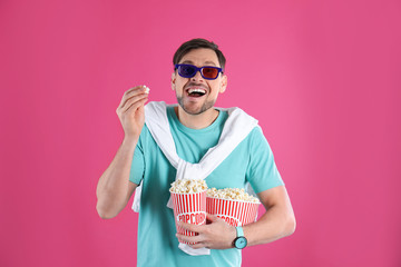 Canvas Print - Man with 3D glasses and tasty popcorn on color background