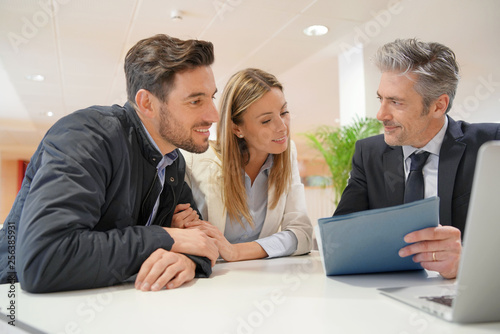 Fotografía Couple signing contract with real estate agent