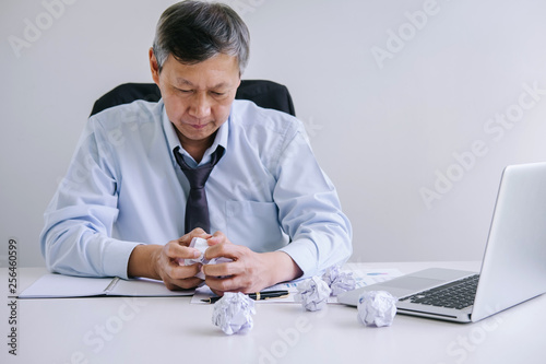 Cuadros en Lienzo Senior businessman depressed and exhausted at his desk frustrated with problems