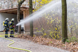 Fototapeta Tęcza - Feuerwehrmänner beim Löscheinsatz