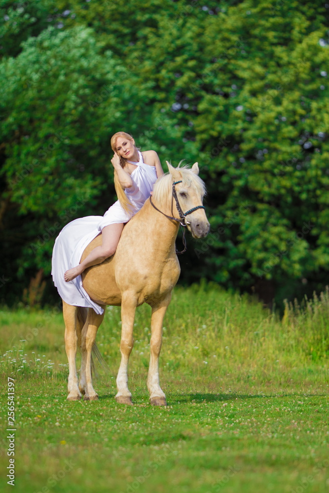 Лошадь с молодой девушкой