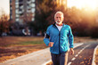 © ivanko80 - Senior man jogging in city