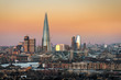 Blick auf die Skyline von London bei Sonnenaufgang: das Areal rund um die Tower Bridge
