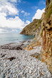 Weißer Kiesstrand und farbige Felsküste am Strand Playa del Silencio in Asturien, Nordspanien