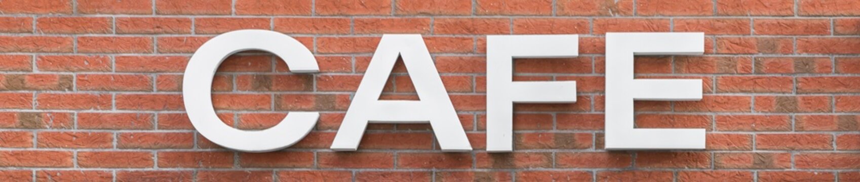 Die Großbuchstaben für das Wort Cafe an einer Backsteinwand, Deutschland