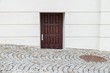 Kuriose Haustüre aus Holz die in der Straße versenkt ist, Deutschland