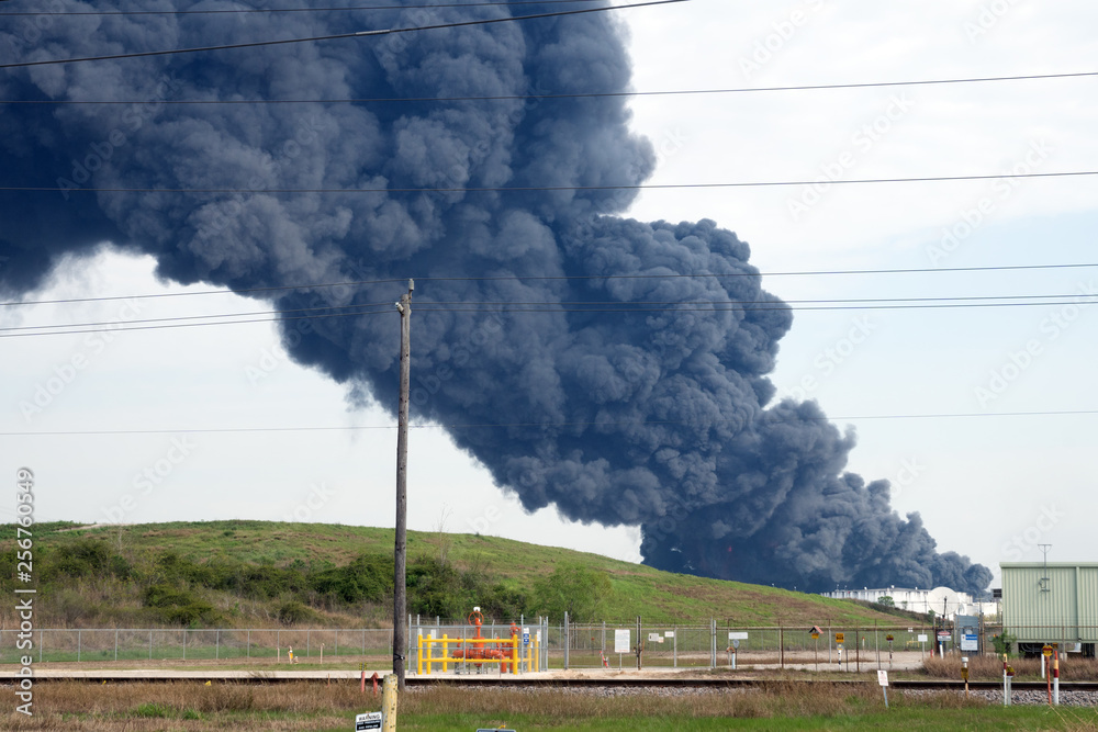 HOUSTON — A fire at a Houston-area petroch Petrochemical Fire. A plume of smoke rises from a petrochemical fire at the Intercontinental Terminals Company, in Deer Park, Houston, Texas, USA - obrazy, fototapety, plakaty 