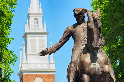 Cuadros en Lienzo Paul Revere Statue and Old North Church in Boston, Massachusetts
