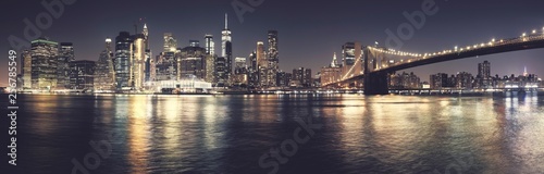 Fototapeta na szkło New York City kultowa linia horyzontu, stonowana kolorowo wysokiej jakości panorama, USA.