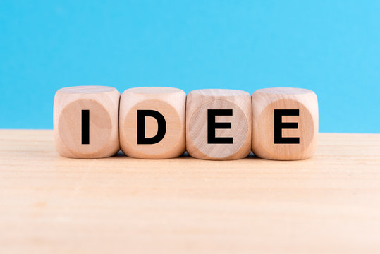 Idee aus Würfeln vor blauem Hintergrund