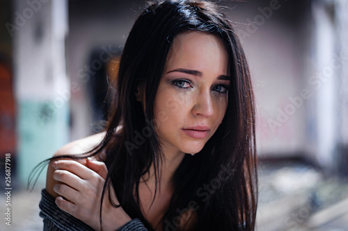 The girl suffers and cries. Portrait Tableau sur Toile