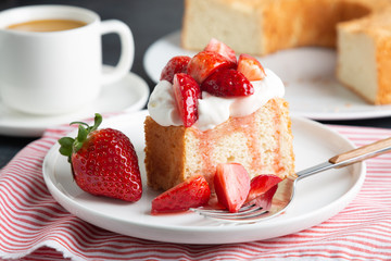 Angel food cake with whipped cream and strawberries