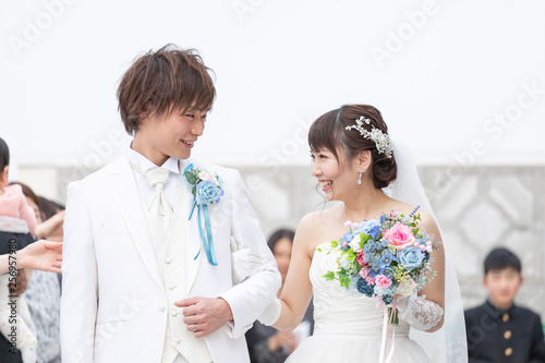 結婚式 フラワーシャワーで祝福される笑顔の新郎と新婦 Buy This Stock Photo And Explore Similar Images At Adobe Stock Adobe Stock