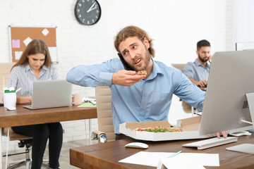 Poster - Office employee having pizza for lunch while talking on phone at workplace. Food delivery