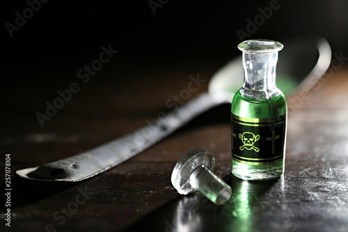 Fotografía vintage glass bottle of poison