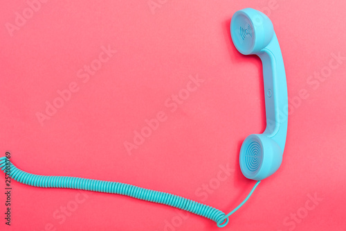 Fotografía Retro phone on a pink paper background