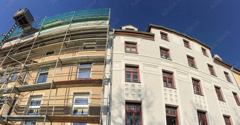 Alt-Neu Gründerzeit Altbau Wohnhaus Fassaden vor und nach der Sanierung - obrazy, fototapety, plakaty 