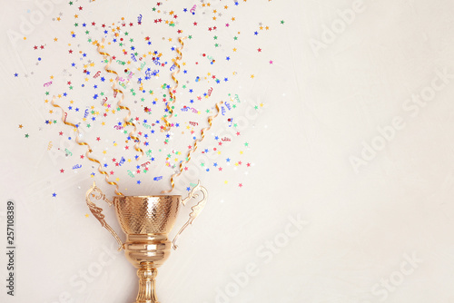 Fotografía Trophy and confetti on light background, top view with space for text