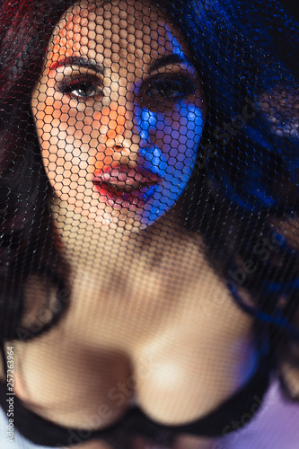 Fototapeta na szkło portret pięknej kobiety sexy brunetka przez czarne koronki