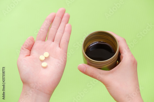 写真素材 錠剤を持つ手 飲み合わせ Ng ダメ お茶 コップ 医薬品 治療 慢性疲労 Stock Photo Adobe Stock 写真素材 錠剤を持つ手 飲み合わせ Ng ダメ お茶 コップ 医薬品 治療 慢性疲労 Stock Photo Adobe Stock