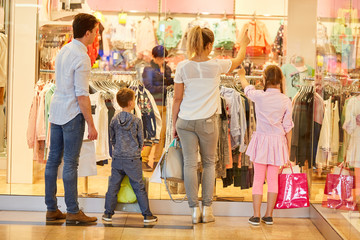 Familie und Kinder gehen in ein Modegeschäft