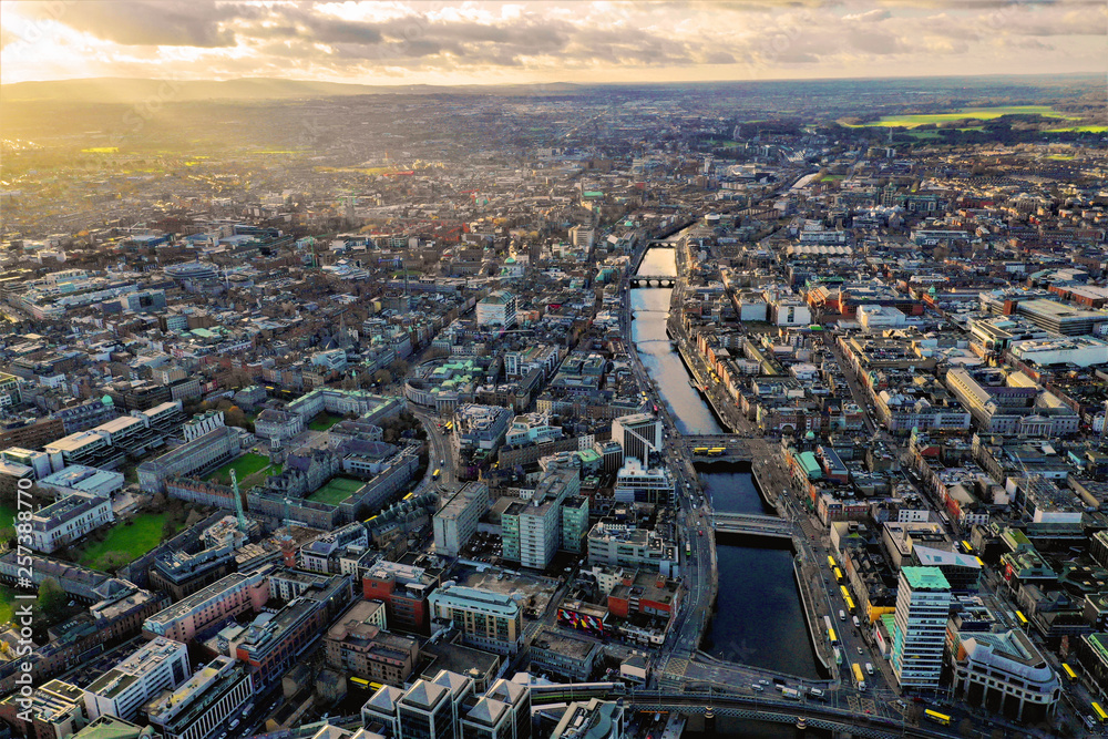 Obraz na płótnie Dublin - Luftbilder von Dublin mit DJI Mavic 2 Drohne fotografiert aus ca. 100 Meter Höhe w salonie