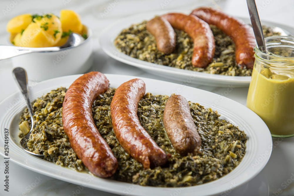 Stock-Foto „Norddeutscher Grünkohl und regionale Kohlwurst Variation ... Stock-Foto „Norddeutscher Grünkohl und regionale Kohlwurst Variation ...