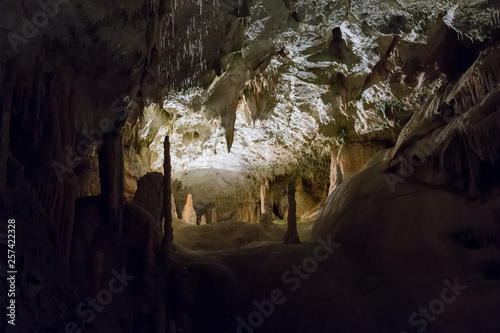 Fotomural Addentrandosi nelle Grotte di Postumia
