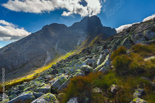 krajobraz-w-europejskich-gorach-wysokie-tatry-slowacja-europa-srodkowa-swiat-piekna-tapeta-tlo-krajobraz