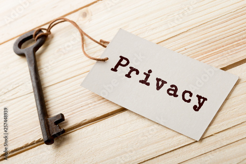 Fotografía privacy concept - little house and key with inscription on the wooden desk
