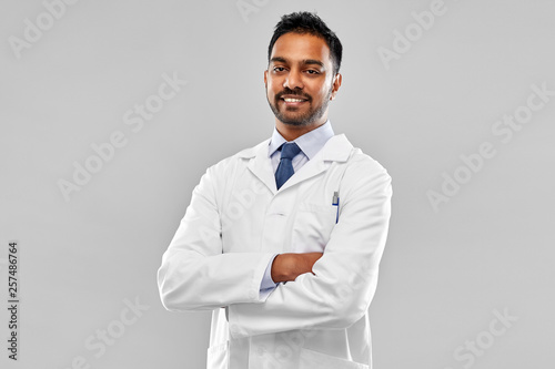 Fotografía medicine, science and profession concept - smiling indian male doctor or scienti