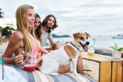 Fotomural group of three russian tourists drinking cocktails at beach resort on koh samui