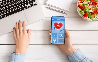Aufkleber - Mobile phone synchronizing health data with computer