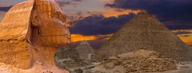 Wall Mural - View of the sphinx Egypt, the giza plateau in the sahara desert	