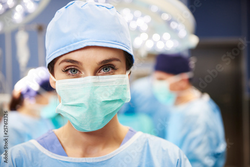 Fotografía Portrait of female surgeon in the operating room