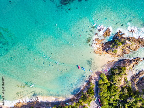 Cuadros en Lienzo The Pass at Byron Bay from an aerial view with surfers and blue water