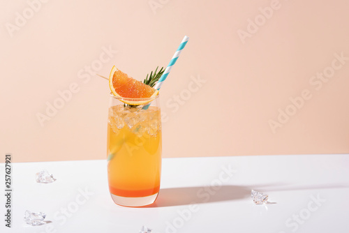 Fotomural Cold and refreshing orange punch cocktail with orange slice on color background