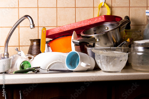 Fotomural A lot of dirty dishes lie in the sink in the kitchen that needs to be washed