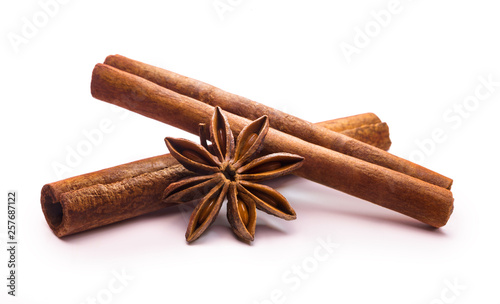 Fotomural cinnamon stick and star anise on white background