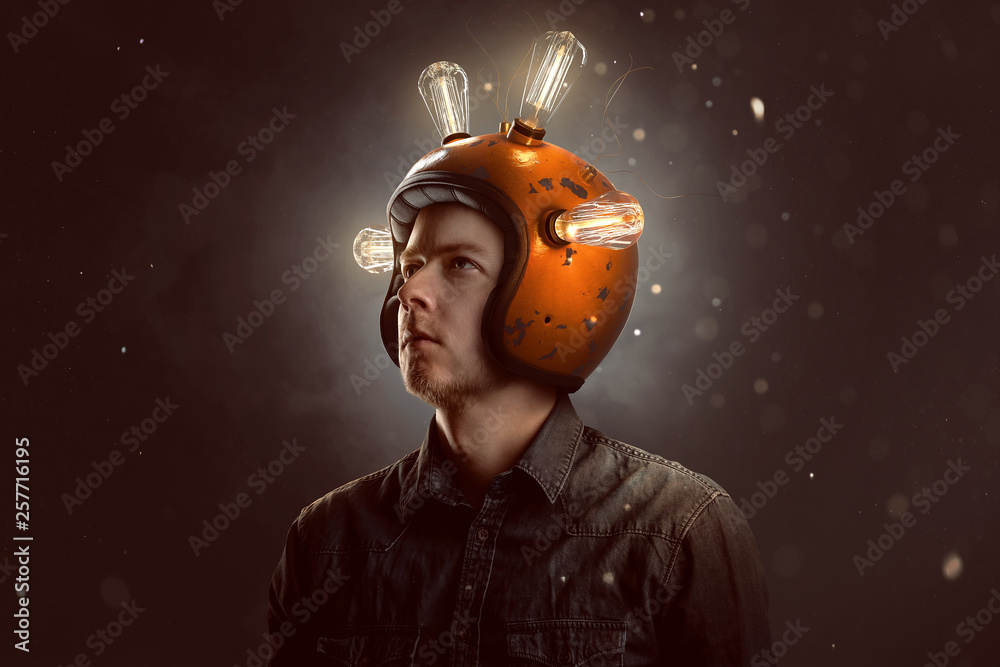 Junger Mann mit Glühbirnen-Helm - obrazy, fototapety, plakaty 
