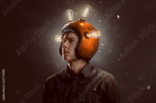 Fotomural Junger Mann mit Glühbirnen-Helm