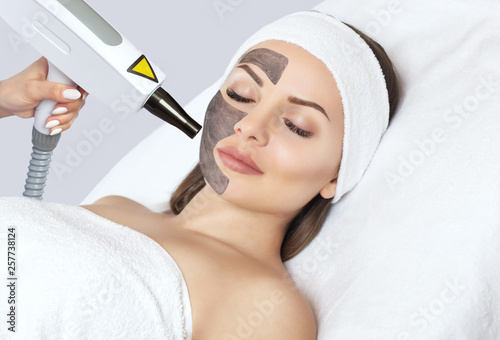 Fotomural Carbon face peeling procedure in a beauty salon