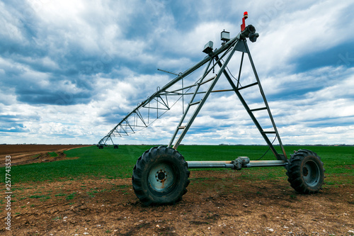 Fotografía Center pivot irrigation system in wheat field