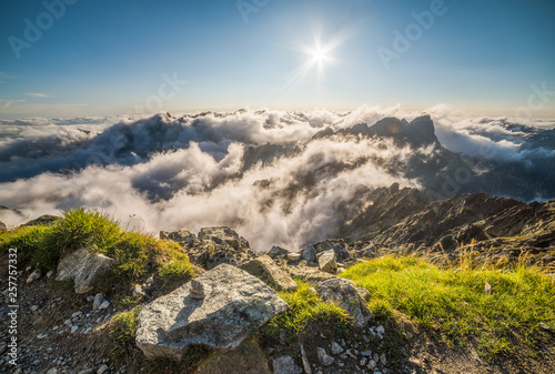 dolina-mengusovska-z-inwersja-jak-widac-na-szczycie-rysy-w-tatrach-wysokich-na-slowacji