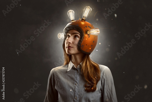Junnge Frau mit Glühbirnen-Helm Tableau sur Toile