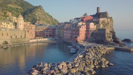 Wall Mural - Le meravigliose Cinque Terre in Liguria, con Vernazza che si affaccia nel mar Mediterraneo. Scogliera rocciosa con un piccolo borgo italiano sugli scogli.