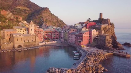 Wall Mural - Vernazza, bellissimo borgo più bello d'Italia che fa parte delle Cinque Terre, in Liguria. Vista panoramica aerea sul mare Mediterraneo e gli scogli.