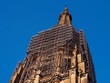 Kirchenturm - hohes Gerüst für Renovierungsarbeiten