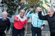 © alex.pin - Gruppo di amici anziani festeggia e si diverte al parco in tuta da ginnastica